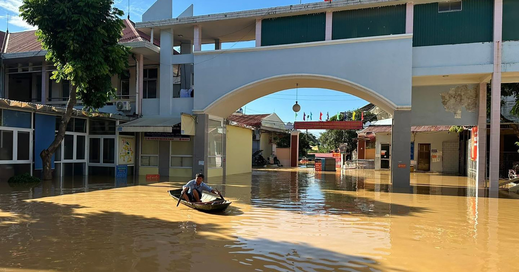 Lũ dâng quá nhanh, các bác sĩ thay phiên tát nước "cứu" thiết bị đắt tiền