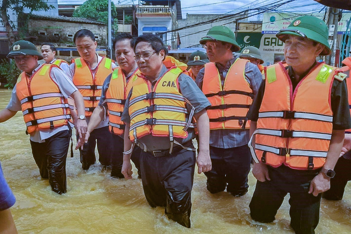 Mưa lũ ở Thái Nguyên: Thủ tướng và Bộ trưởng Quốc phòng lội nước thăm dân