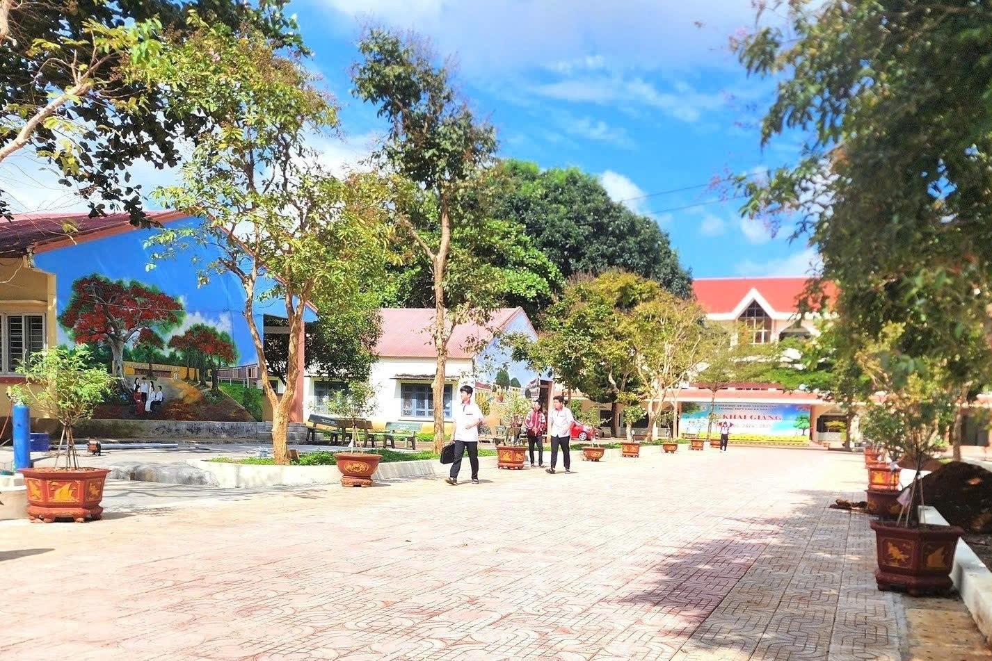 Nữ hiệu trưởng trường THPT bị miễn nhiệm, chuyển xuống làm giáo viên