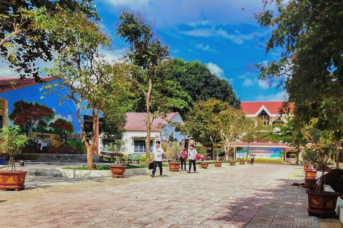 Nữ hiệu trưởng trường THPT bị miễn nhiệm, chuyển xuống làm giáo viên