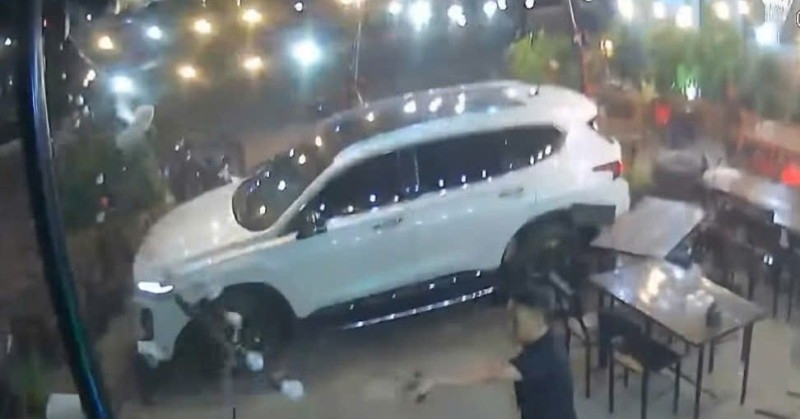 Ô tô lao như điên vào quán nhậu ở Gia Lai, một phụ nữ tử vong