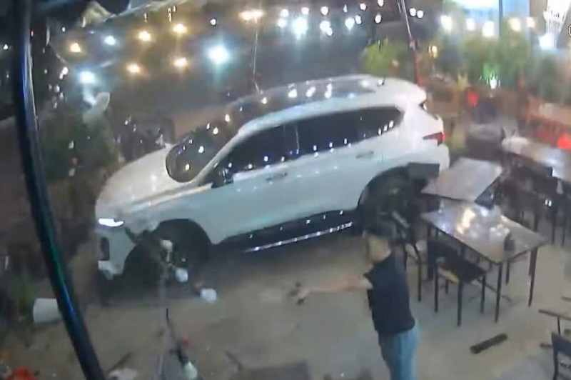 Ô tô lao vào quán nhậu.jpg