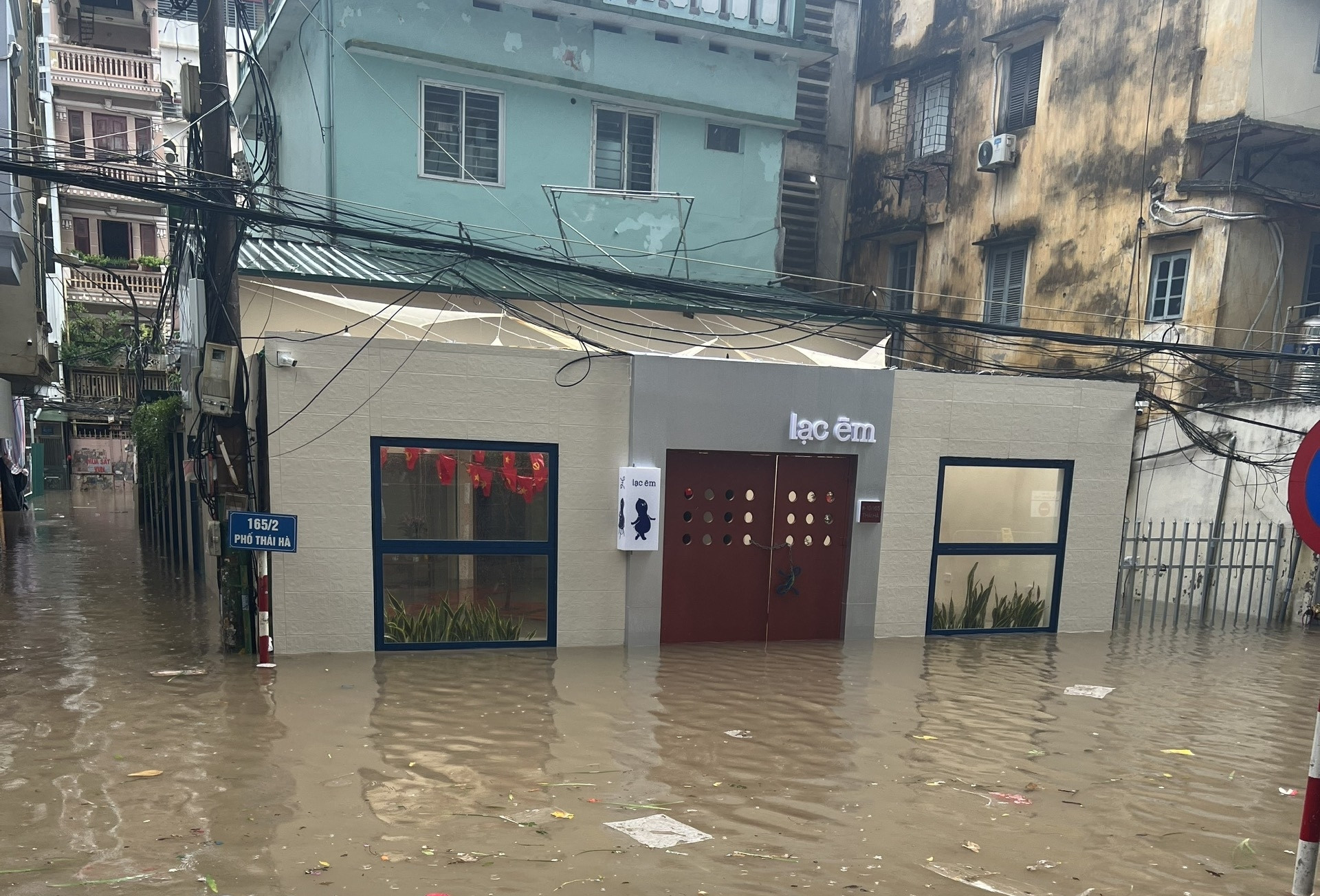 Quán cà phê 'khổ nhất Hà Nội', khai trương hơn 1 tháng chịu 3 trận ngập sâu