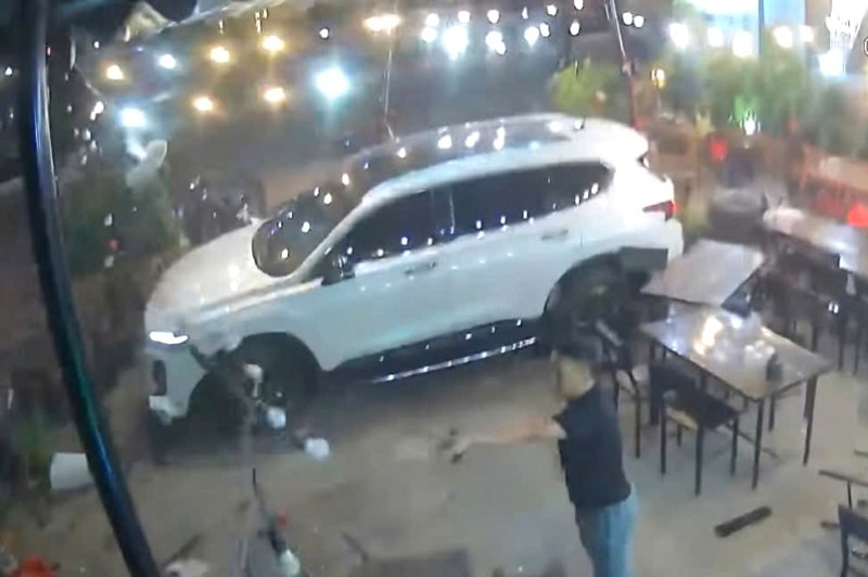Tài xế lao ô tô vào quán nhậu 2.jpg