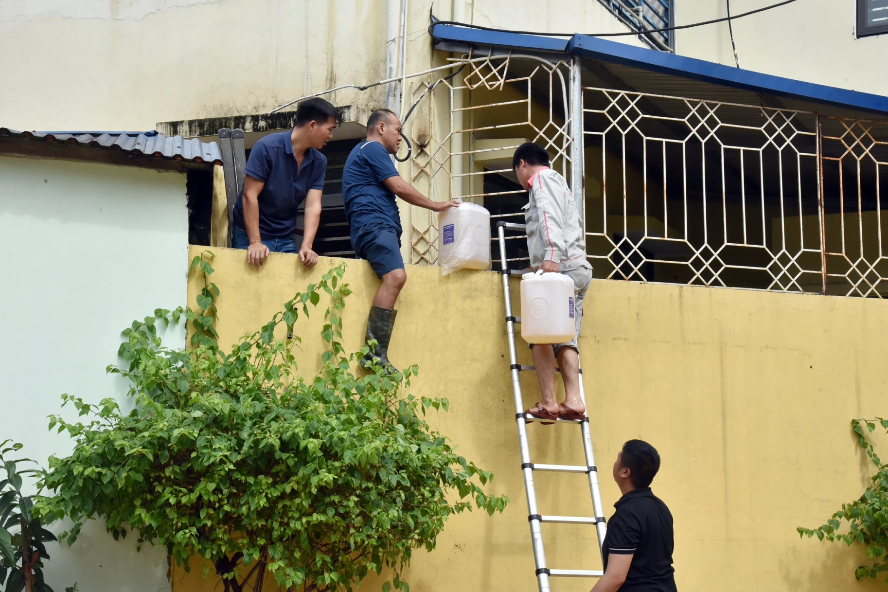 Thái Nguyên ngập chưa từng có: Bắc thang, trèo tường tiếp tế cơm cho trẻ mắc kẹt