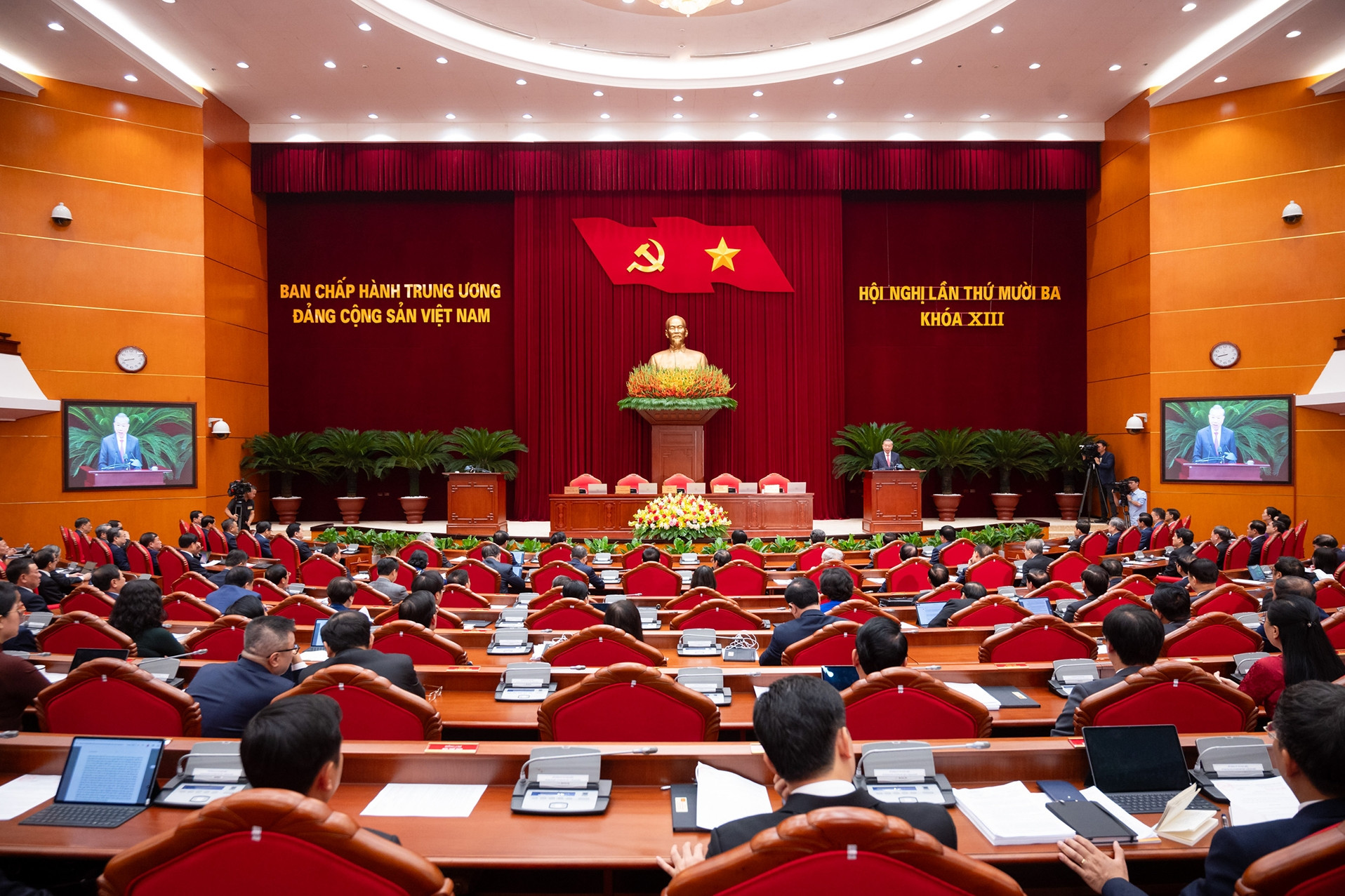 Thông cáo báo chí phiên bế mạc hội nghị Trung ương 13