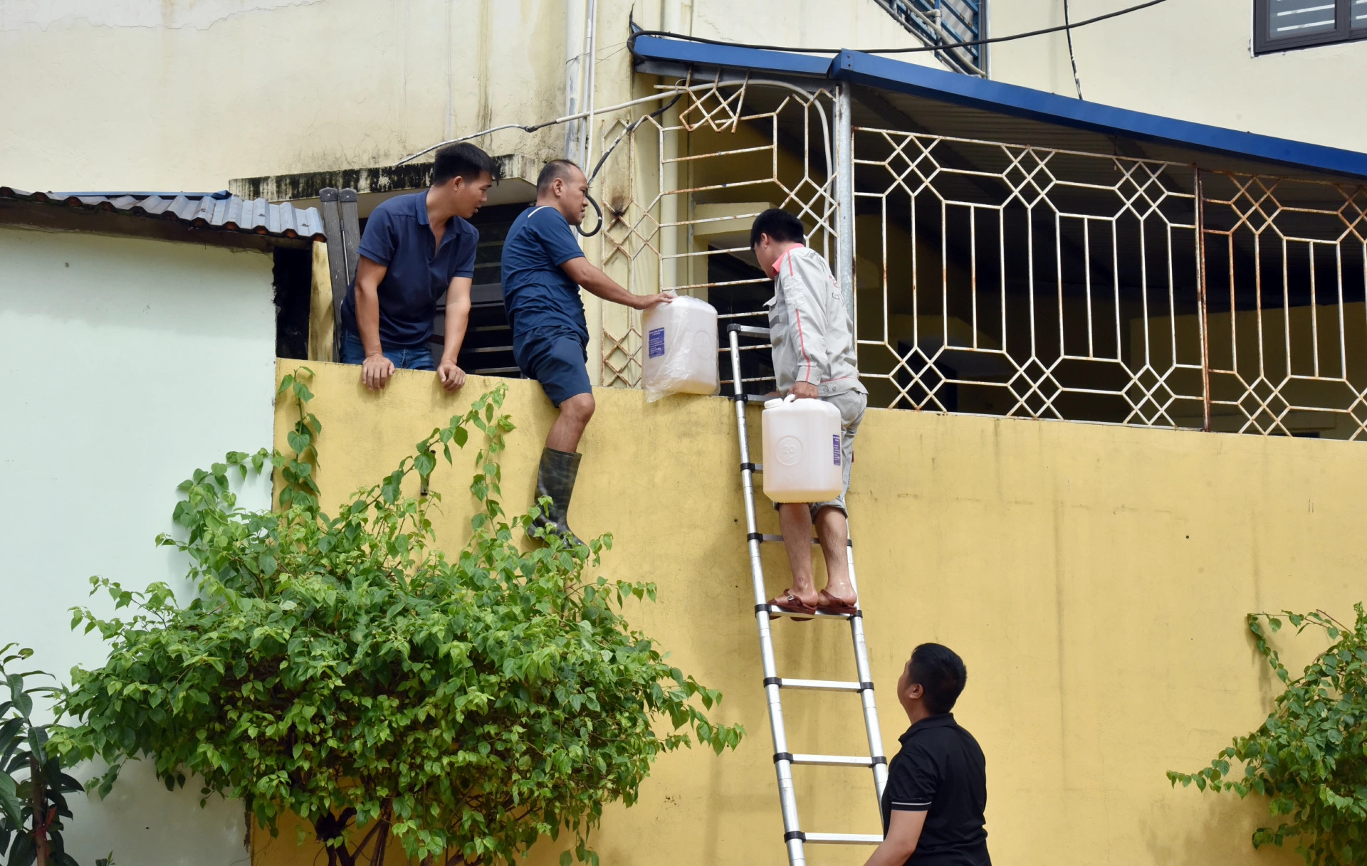 Tiếp tế nhu yếu phẩm, nhiên liệu vào Trung tâm Hỗ trợ phát triển giáo dục hòa nhập Thái Nguyên..webp