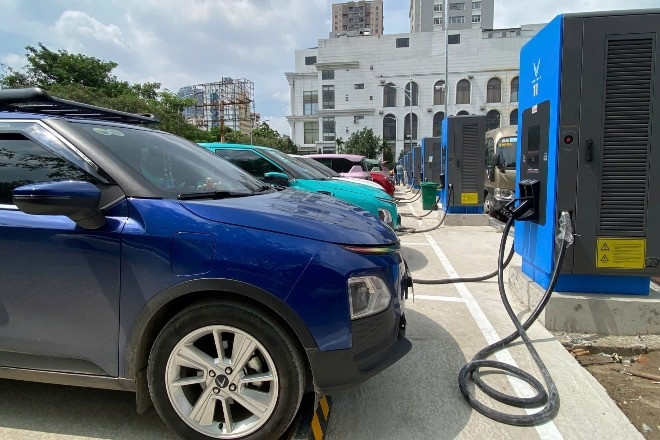 TPHCM cho V-Green lắp trạm sạc điện tại điểm thu phí đỗ xe dưới lòng đường