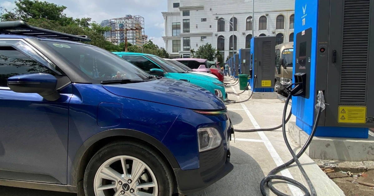 TPHCM cho V-Green lắp trạm sạc điện tại điểm thu phí đỗ xe dưới lòng đường