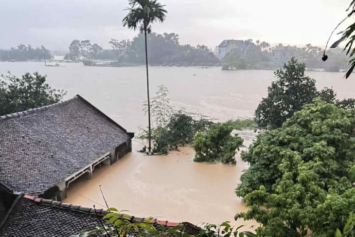 Tràn đê bối ở Bắc Ninh, nước lũ cuồn cuộn, sơ tán nghìn người dân trong đêm