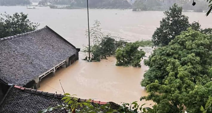 Tràn đê bối ở Bắc Ninh, nước lũ cuồn cuộn, sơ tán nghìn người dân trong đêm