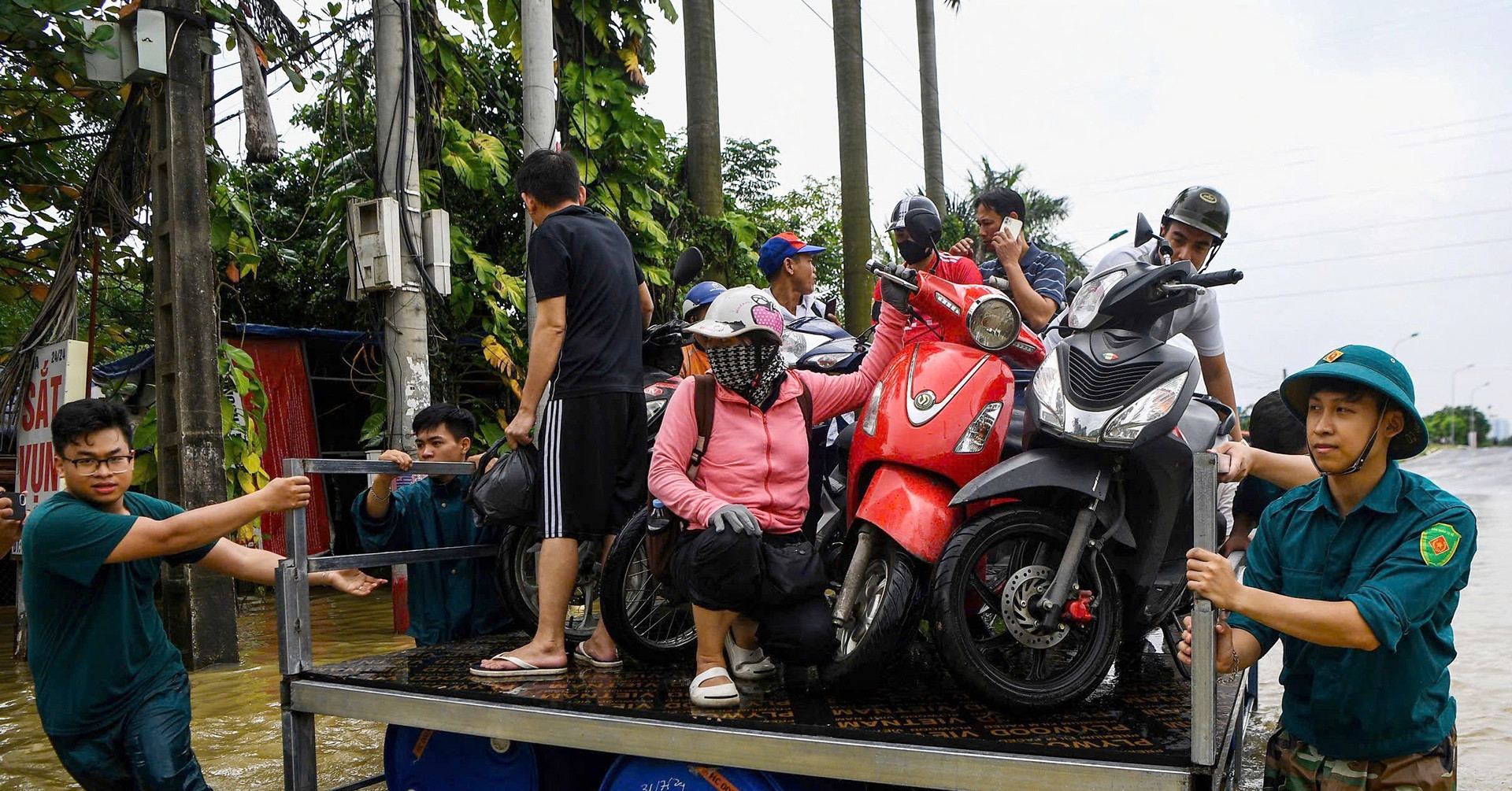 Trời hửng nắng sau mưa, nhiều người Hà Nội vẫn phải &amp;apos;lụy đò&amp;apos; tự chế