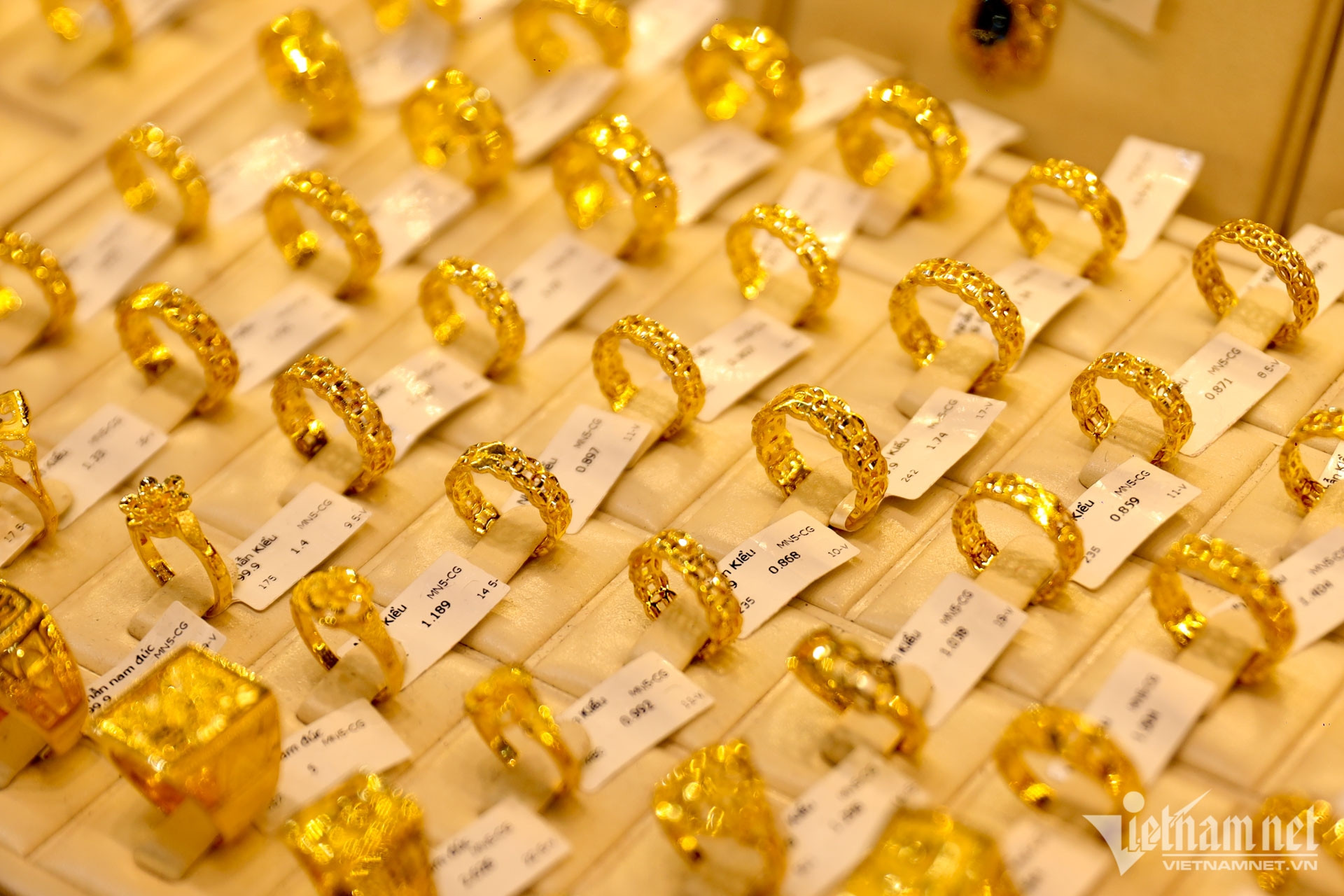 Trung Quốc tăng mạnh dự trữ, giá vàng lần đầu vượt 4.000 USD