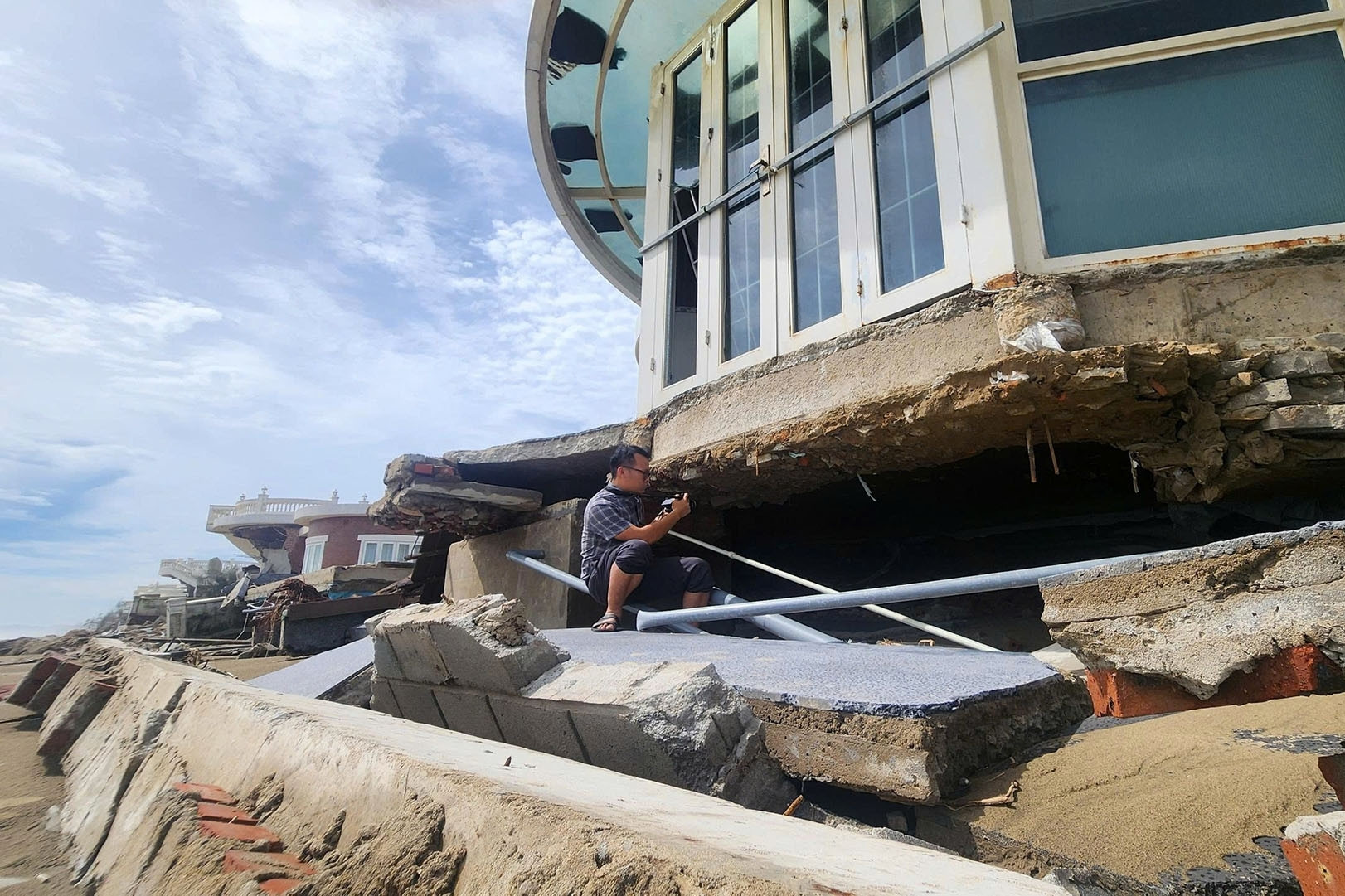 Từ vụ bão quật sập hàng chục villa ở Hà Tĩnh: Lộ ‘tử huyệt’ xây nhà ven biển