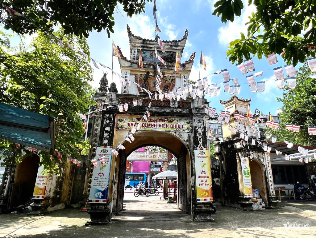 W-Chua nam sat mat pho Chua Boc.jpg