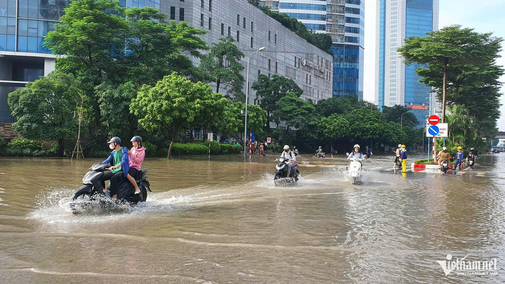 W-mua ngap HN Dung 13.jpg