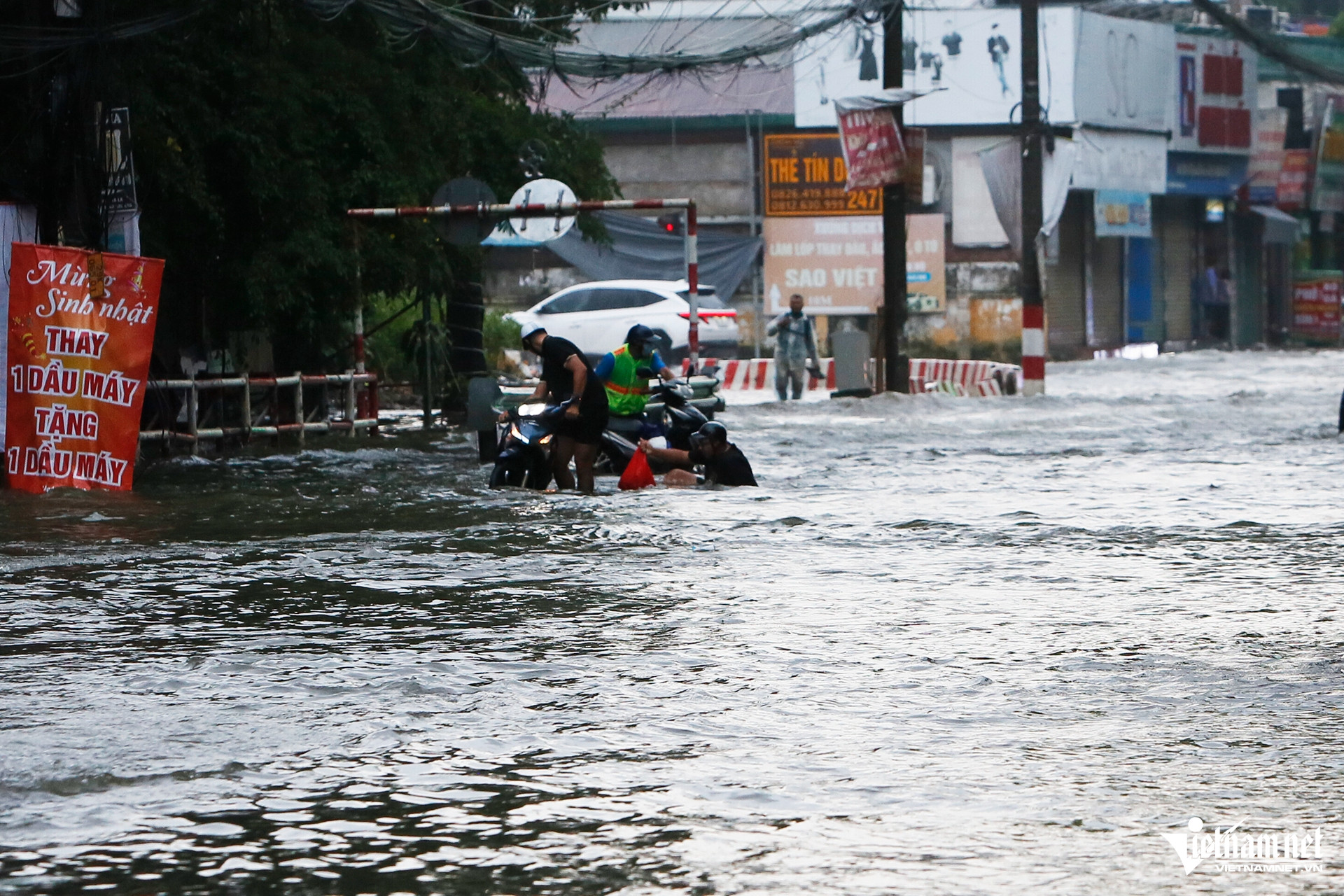 W-sang 8:10 nuoc ngap 1.jpg