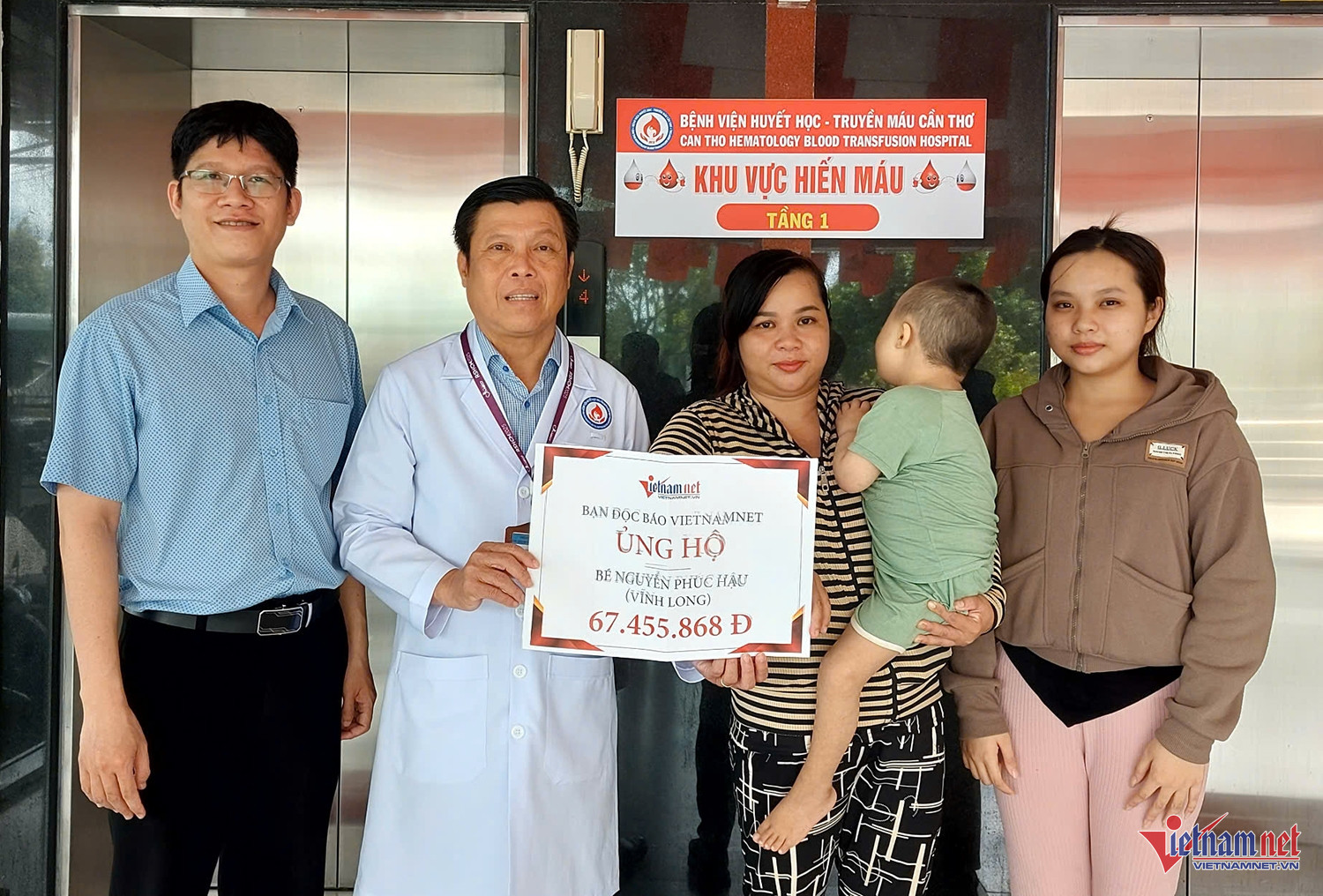 W-Trao tiền cho bé Hậu.jpg