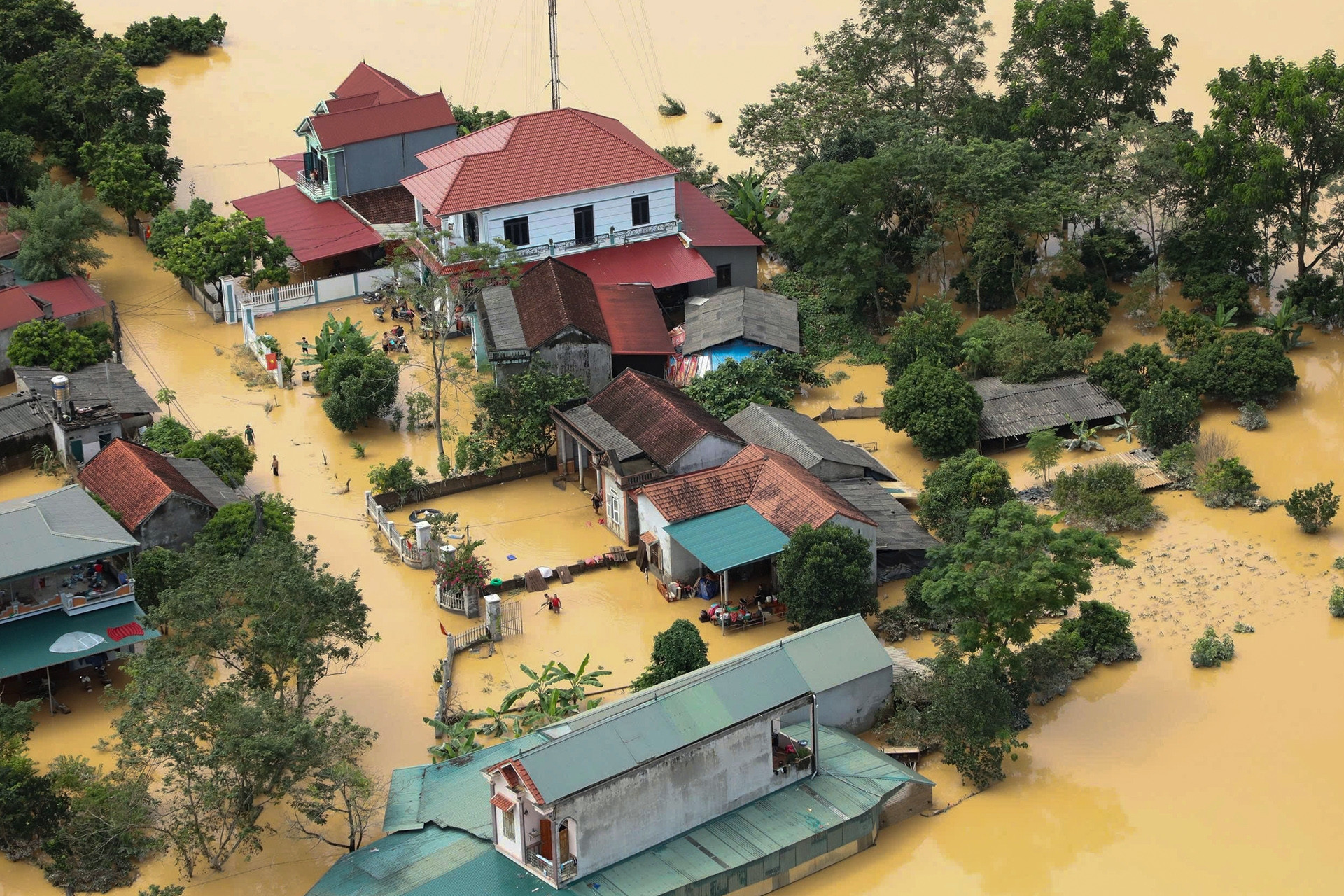 Xót xa hình ảnh ngôi làng ở Lạng Sơn bị nước lũ 'nuốt chửng' nhìn từ trực thăng