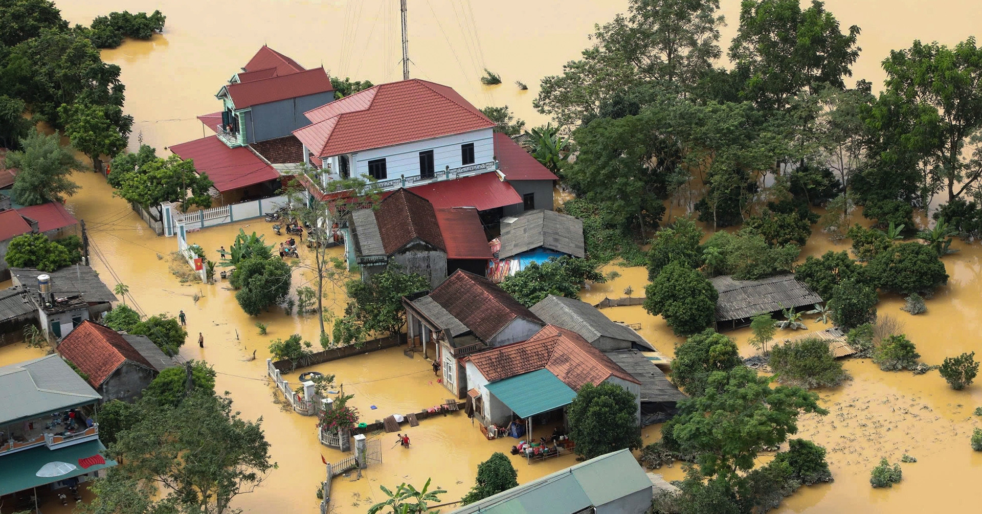 Xót xa hình ảnh ngôi làng ở Lạng Sơn bị nước lũ &amp;apos;nuốt chửng&amp;apos; nhìn từ trực thăng
