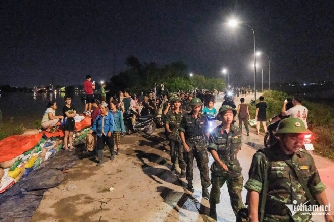 Bản tin sáng 9/10: Đêm trắng giữ đê ở Bắc Ninh, nghìn người căng mình chống lũ