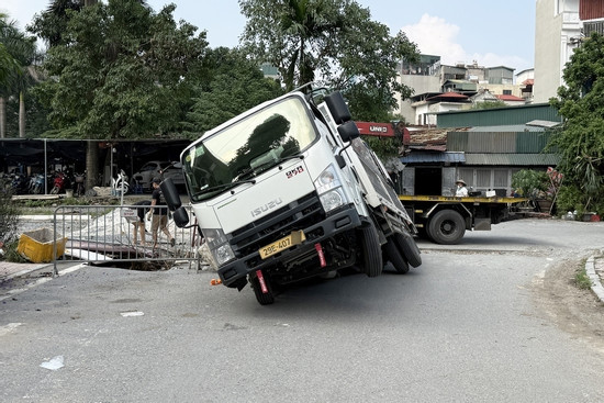 Bản tin chiều 9/10: Ô tô sụt hố sâu hơn 1m ở Hà Nội, xe cứu hộ cũng gặp nạn