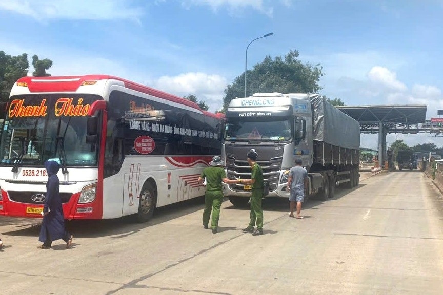 2 tài xế và 1 phụ xe đánh nhau ở trạm thu phí sau va chạm giao thông