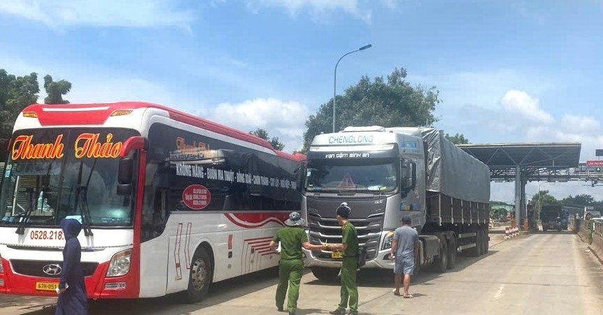 2 tài xế và 1 phụ xe đánh nhau ở trạm thu phí sau va chạm giao thông