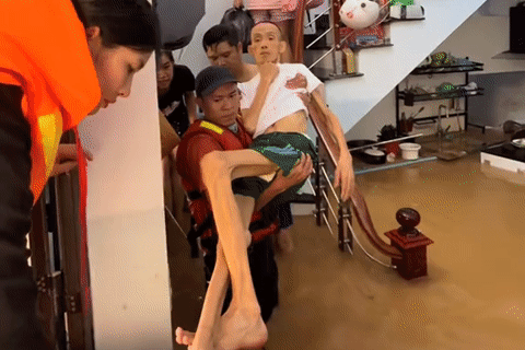2 tiếng nghẹt thở cứu ông lão 70 tuổi bị liệt khỏi vùng ngập Thái Nguyên