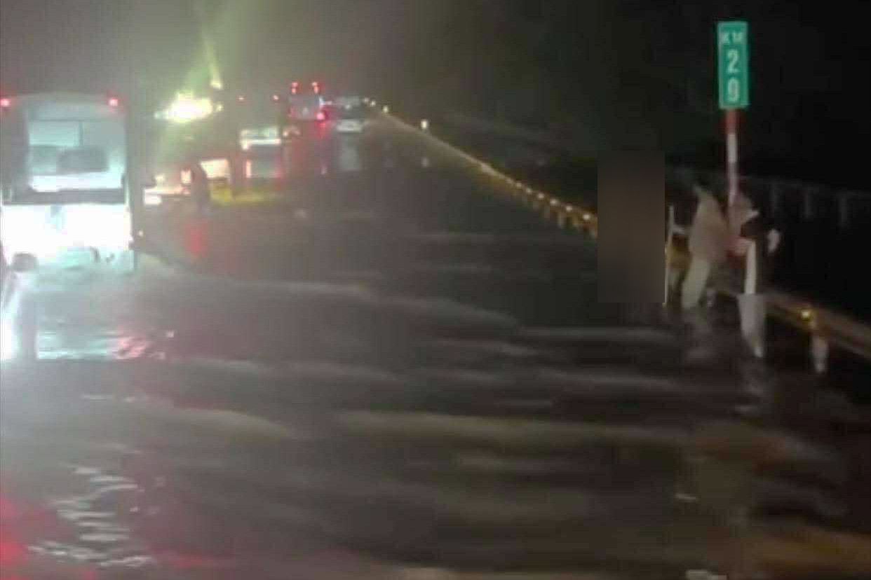 Nước lũ tràn lên cao tốc Hà Nội - Thái Nguyên