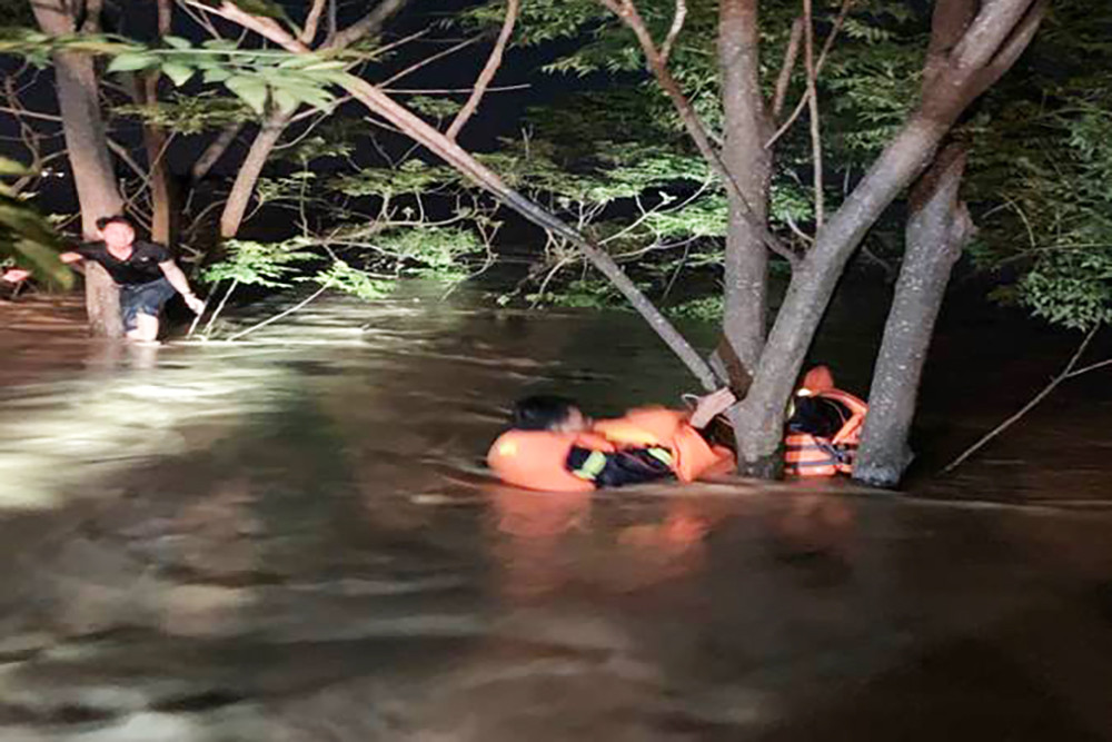 Thuyền lật, người đàn ông đi cứu trợ lũ bị kẹt giữa biển nước, cảnh sát lập tức hành động