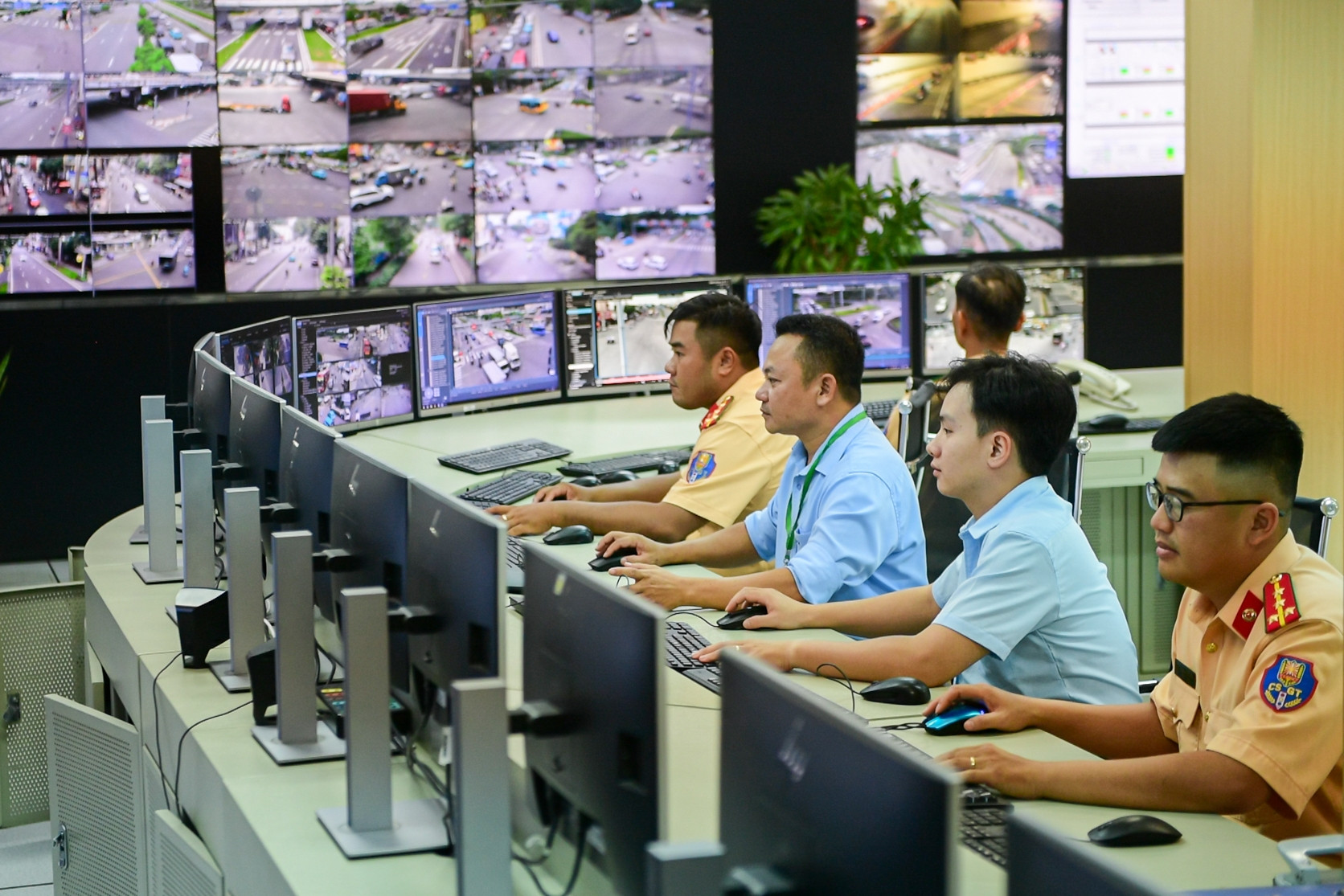 Bên trong nơi camera AI 'soi' vi phạm giao thông 24/7 ở TPHCM