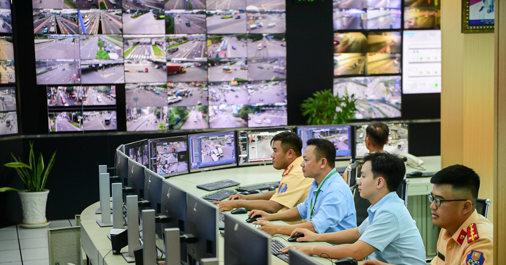 Bên trong nơi camera AI &amp;apos;soi&amp;apos; vi phạm giao thông 24/7 ở TPHCM