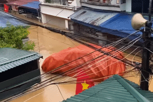 Bọc bạt kín như bưng, hai ô tô ở Thái Nguyên vẫn 'mất tích' trong mưa ngập