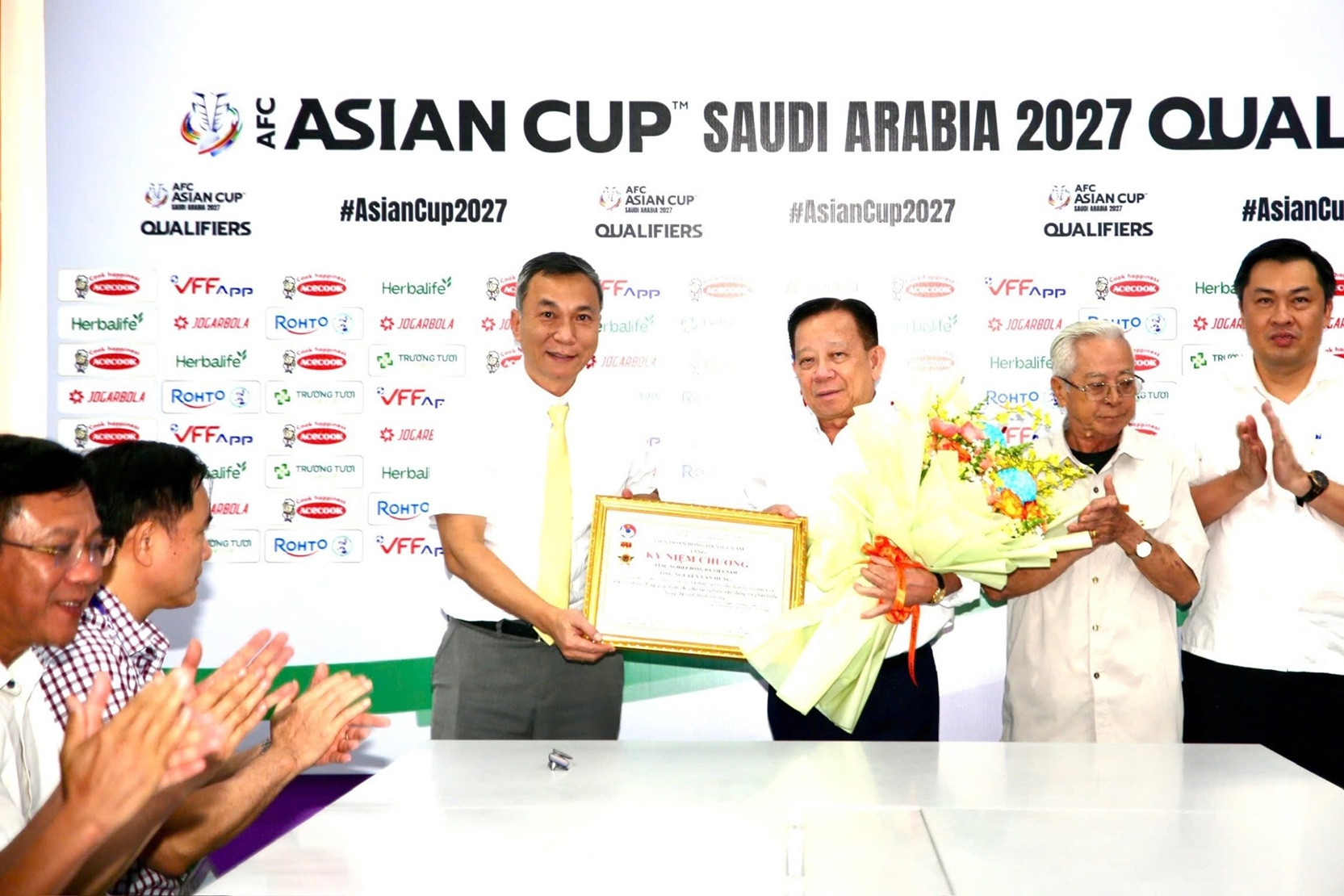 Bóng đá Việt Nam vinh danh nhiều cá nhân tiêu biểu