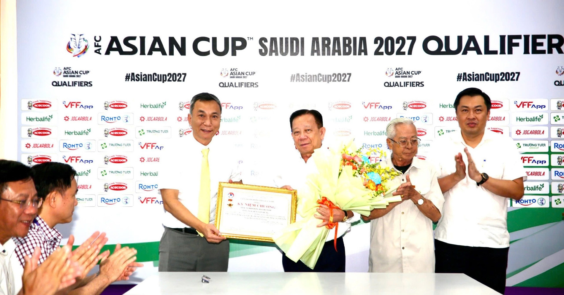 Bóng đá Việt Nam vinh danh nhiều cá nhân tiêu biểu