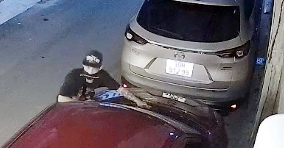 Camera ghi lại cảnh kẻ gian xăm trổ tháo trộm cần gạt nước ô tô ở Hà Nội