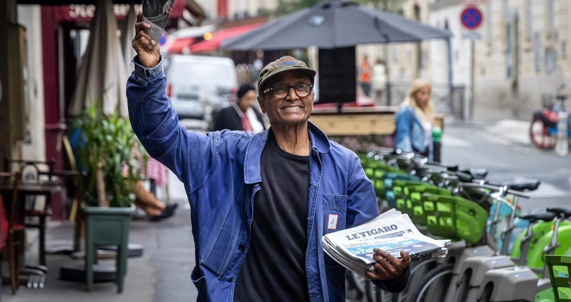 Chân dung người đàn ông bán báo dạo được Tổng thống Pháp trao tước Hiệp sĩ