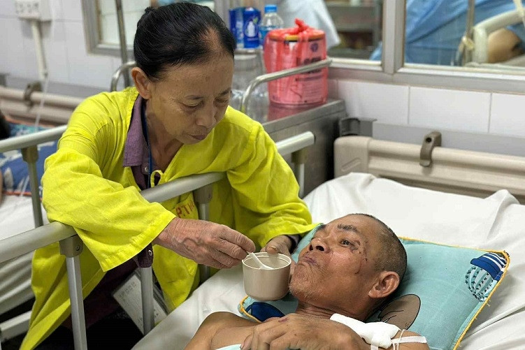 Chồng tâm thần bị tai nạn mất một chân, vợ già xin cơm từ thiện cầm cự qua ngày