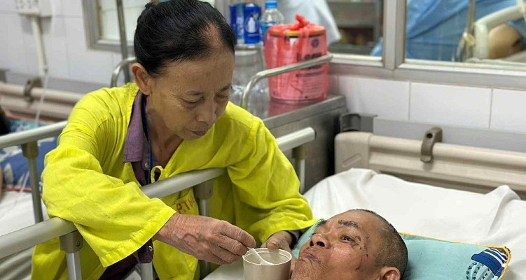 Chồng tâm thần bị tai nạn mất một chân, vợ già xin cơm từ thiện cầm cự qua ngày