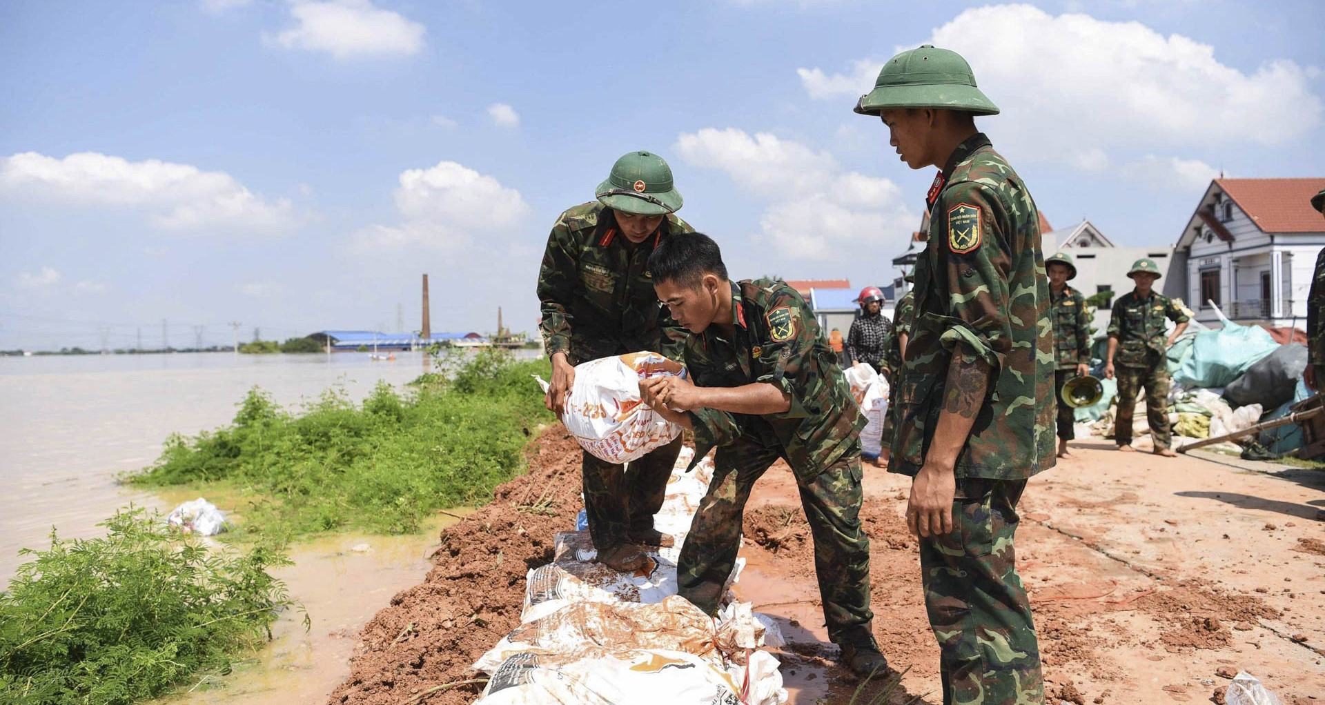 Xuất hiện dấu hiệu bất thường dưới chân đê, hàng nghìn người phải khẩn trương ứng phó