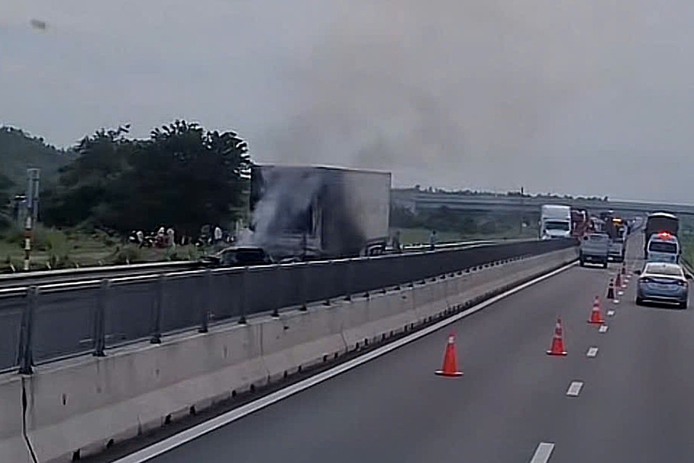 Đầu kéo container bốc cháy ngùn ngụt trên cao tốc Vĩnh Hảo Phan Thiết.jpg