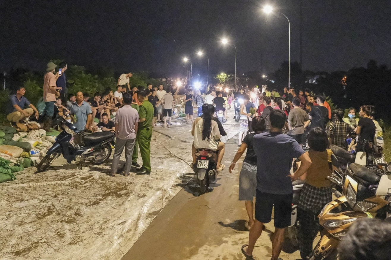 Đêm trắng giữ đê ở Bắc Ninh, hàng nghìn người căng mình gia cố chống lũ