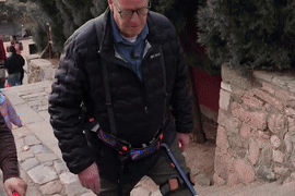 Dùng 'khung xương AI' leo núi: Cảm giác như có người kéo lên dốc