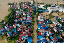 Gần 10 nghìn dân Hà Nội bị cô lập do lũ, cảnh tượng 50 năm chưa từng thấy