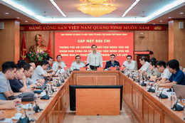Gap mat bao chi.jpg