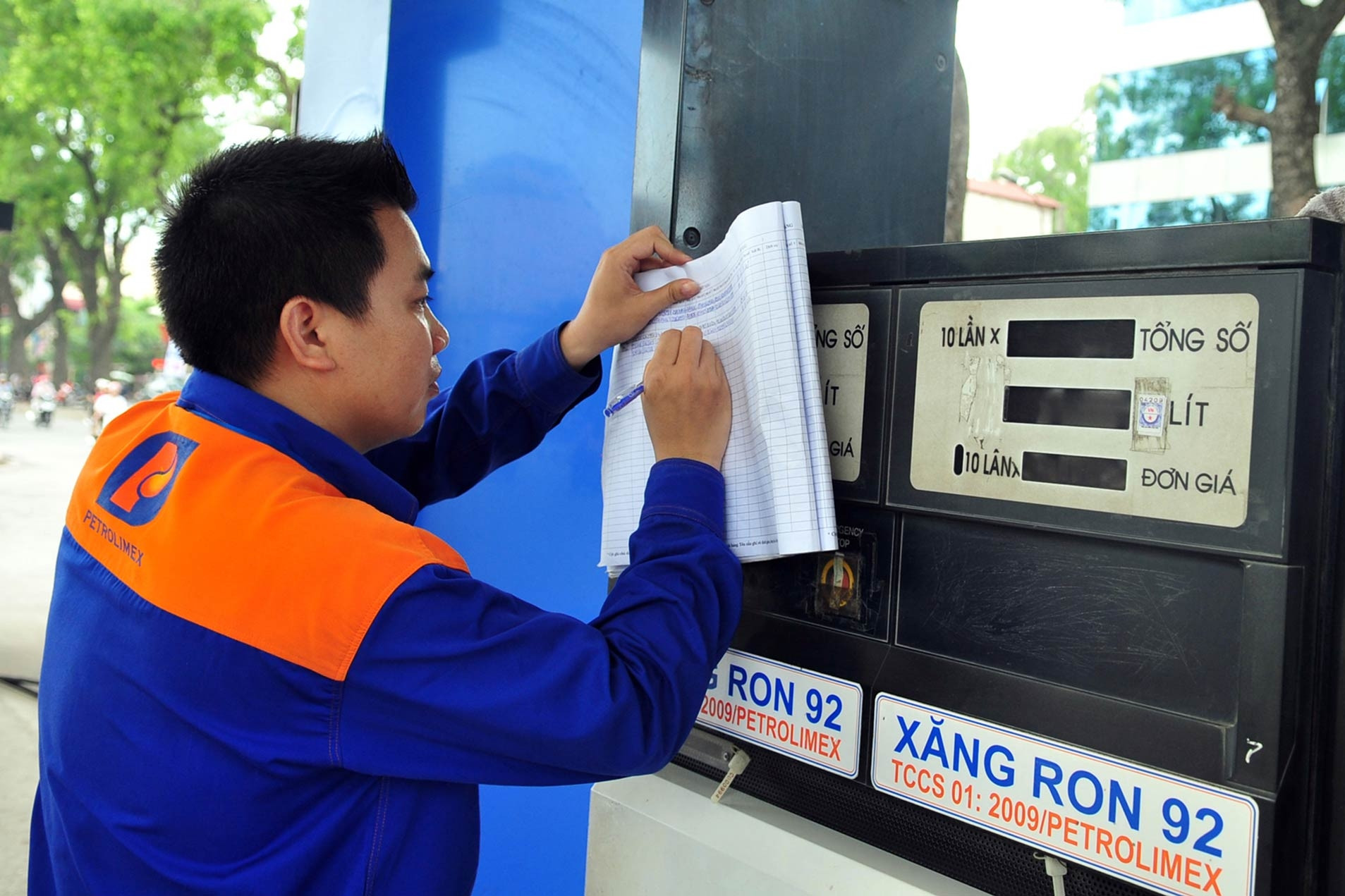 Giá xăng dầu đồng loạt giảm