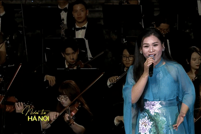 'Giọng opera số 1 Việt Nam' gây ấn tượng mạnh khi hát dưới Cột cờ Hà Nội