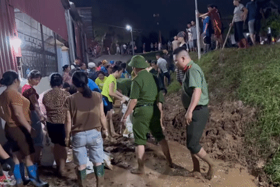 Hà Nội xuyên đêm di dời dân khỏi vùng lũ nguy hiểm, trực đê xung yếu
