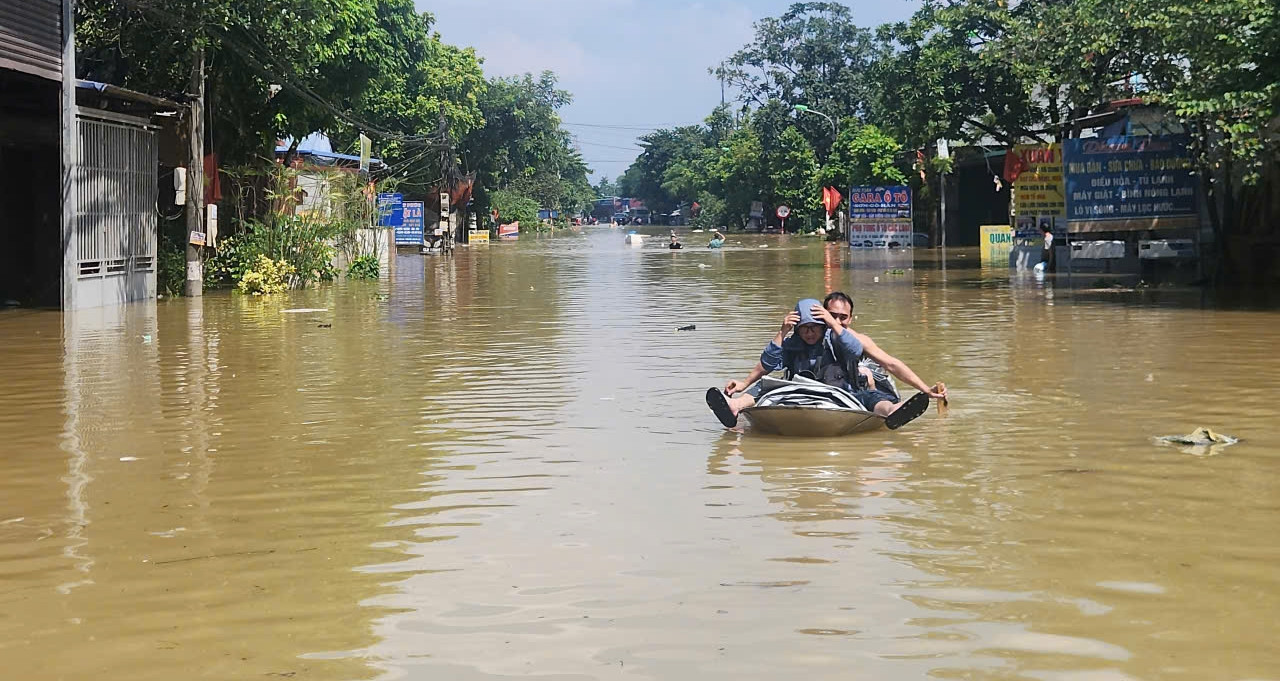Hà Nội xuyên đêm di dời dân khỏi vùng lũ nguy hiểm, trực đê xung yếu